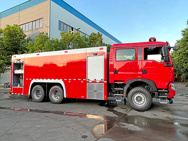 16吨水罐消防车-重汽豪沃