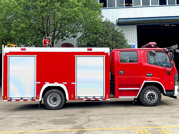 大多利卡4吨水罐消防车
